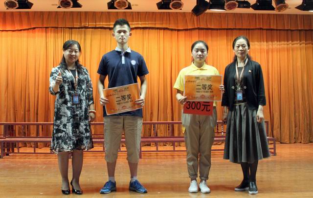 調(diào)整大小 11、蘇曉紅主任和張榮霞主任給獲得二等獎(jiǎng)的代表隊(duì)頒獎(jiǎng).jpg