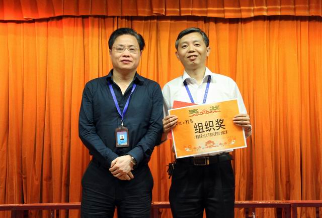 調(diào)整大小 9、任建設(shè)副院長(zhǎng)給機(jī)電工程系頒發(fā)組織獎(jiǎng).jpg